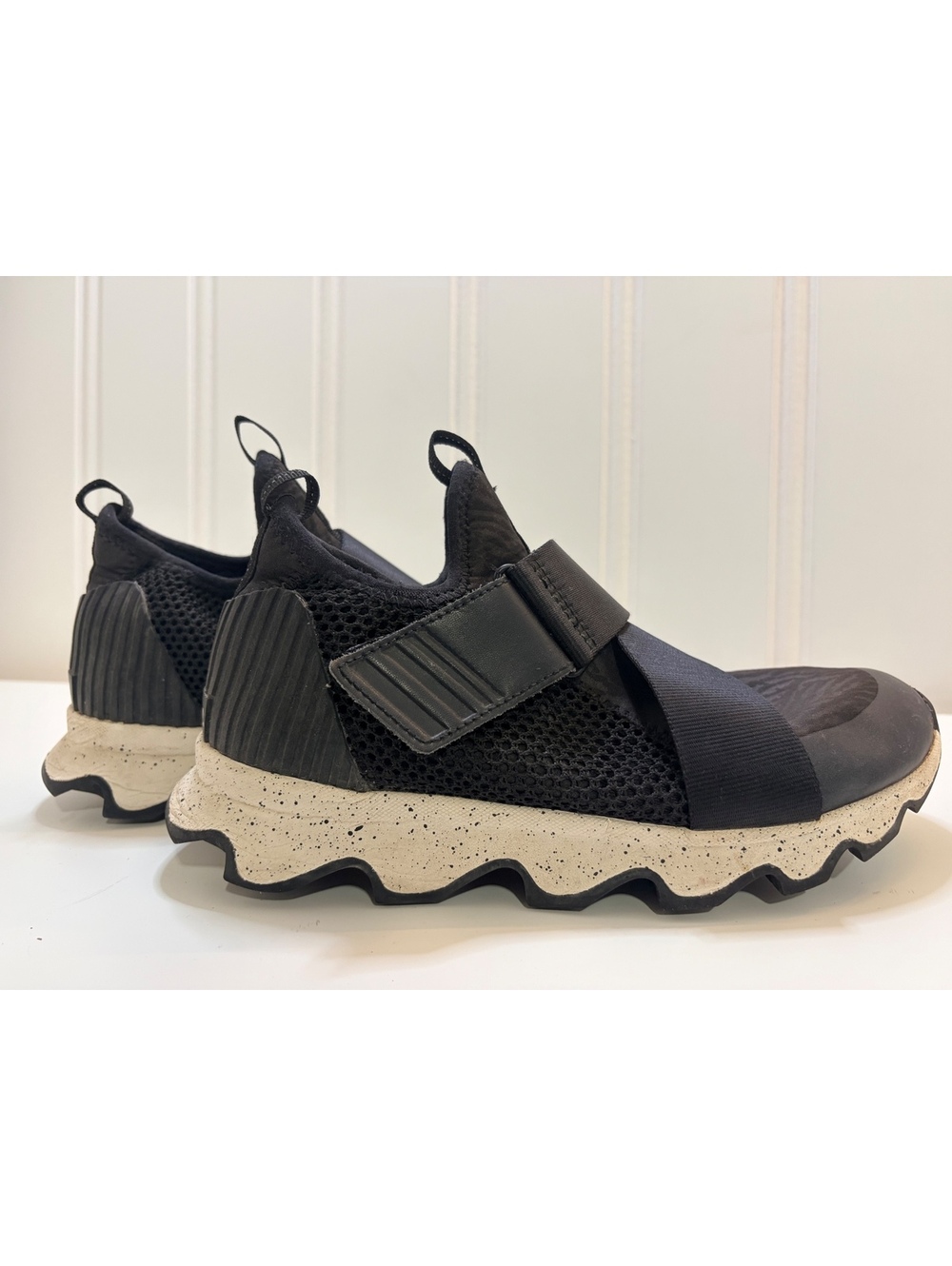 Sorel Kinetic Conquest Sneaker Boots Black Mesh Speckled Sole